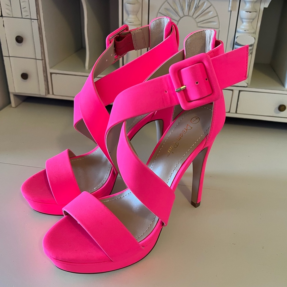 NWOT: HOT 💓 PINK 💓 HEELS